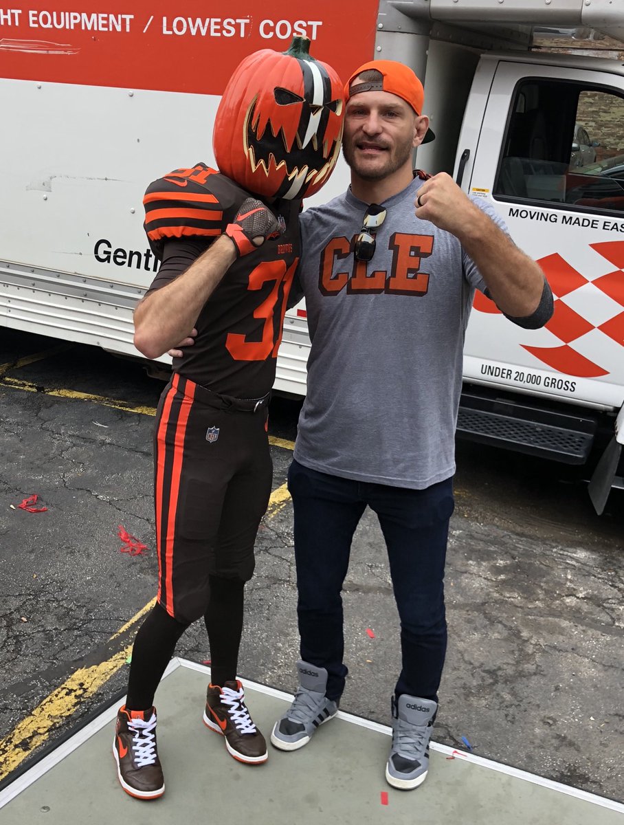 PumpkinNation's tweet photo. You know what time it is! Good luck to my man @stipemiocic!! 👊🏻💪🏻
#UFC260 #AndStill https://t.co/bSEPHJq0jV