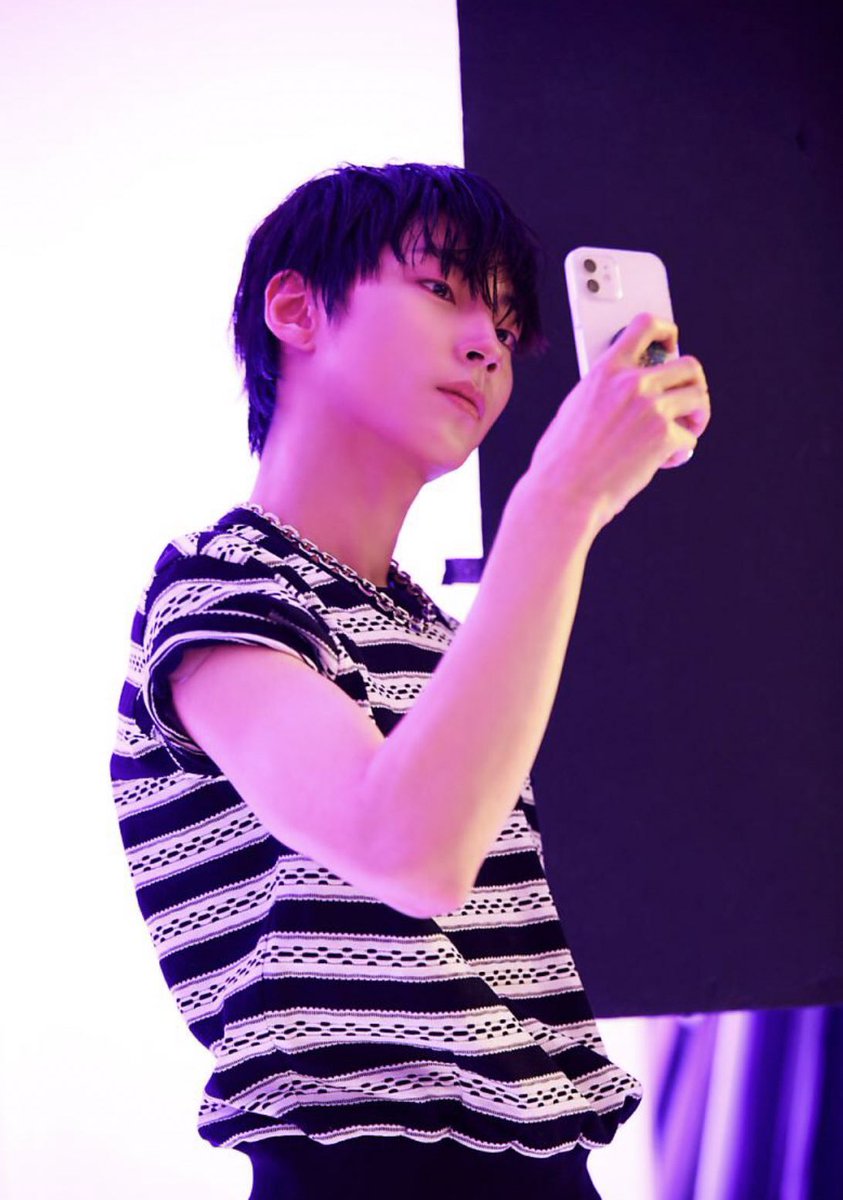 inyouppics's tweet photo. he’s so hot https://t.co/bxmMVZvwRu