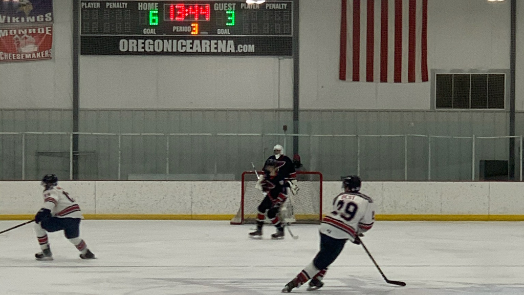 OregonIceArena's tweet photo. Three-goal third period lead for @OregonTradesmen #NA3HL https://t.co/cyaKxIruva
