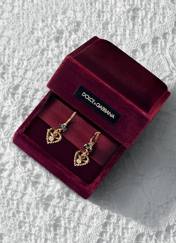 ⁀➷
Marzo 27 ; Esa tarde él había llevado a Jen a casa de <a href="/CaliopeMahone/">Calí</a> pues se reuniría con sus amigas ya que era el cumpleaños de la menor. Aprovecha para felicitar a Cali y dejarle unos regalos esperando le gustaran.