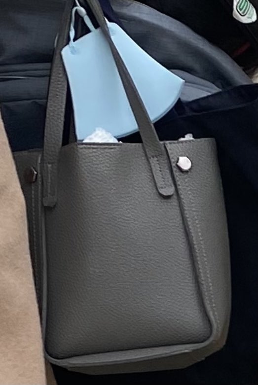 23Nch's tweet photo. 【拡散希望】このバッグと同じバッグを電車内で置き引きに合いました。

3月27日京王新宿から京王ライナー乗車
京王永山で降りてからそのままありません。。
【中身】
・財布
・現金
・家の鍵
・アルコール消毒
が入っていました。
警察にも届けましたが。絶対見つけたいです！
#拡散希望 https://t.co/saC79xuvKe