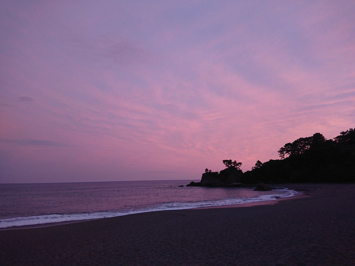 ゆうや 芋党 On Twitter 秋は夕暮れ 夕日の差して山の端いと近うなりたるに 烏の寝所へ行くとて 三つ四つ 二 つ三つなど飛び急ぐさへあはれなり まいて雁などの連ねたるが いと小さく見ゆるは いとをかし 日入り果てて 風の音 虫の音など はた言ふべきにあら