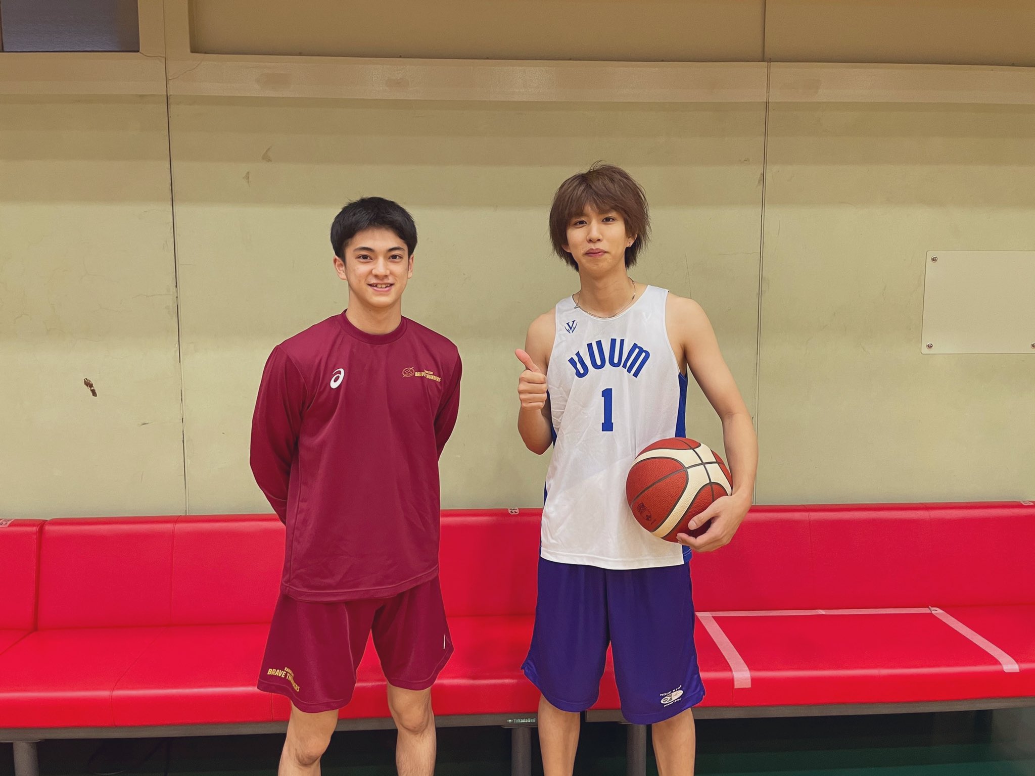 はじめしゃちょー Hajime 実は先日 ウインターカップで大活躍された東山高校の米須くんにお会いしました ウインターカップの試合 ほぼ見てたからめっちゃ感動した 大学でもバスケのご活躍を期待しております T Co qkniqv7b Twitter