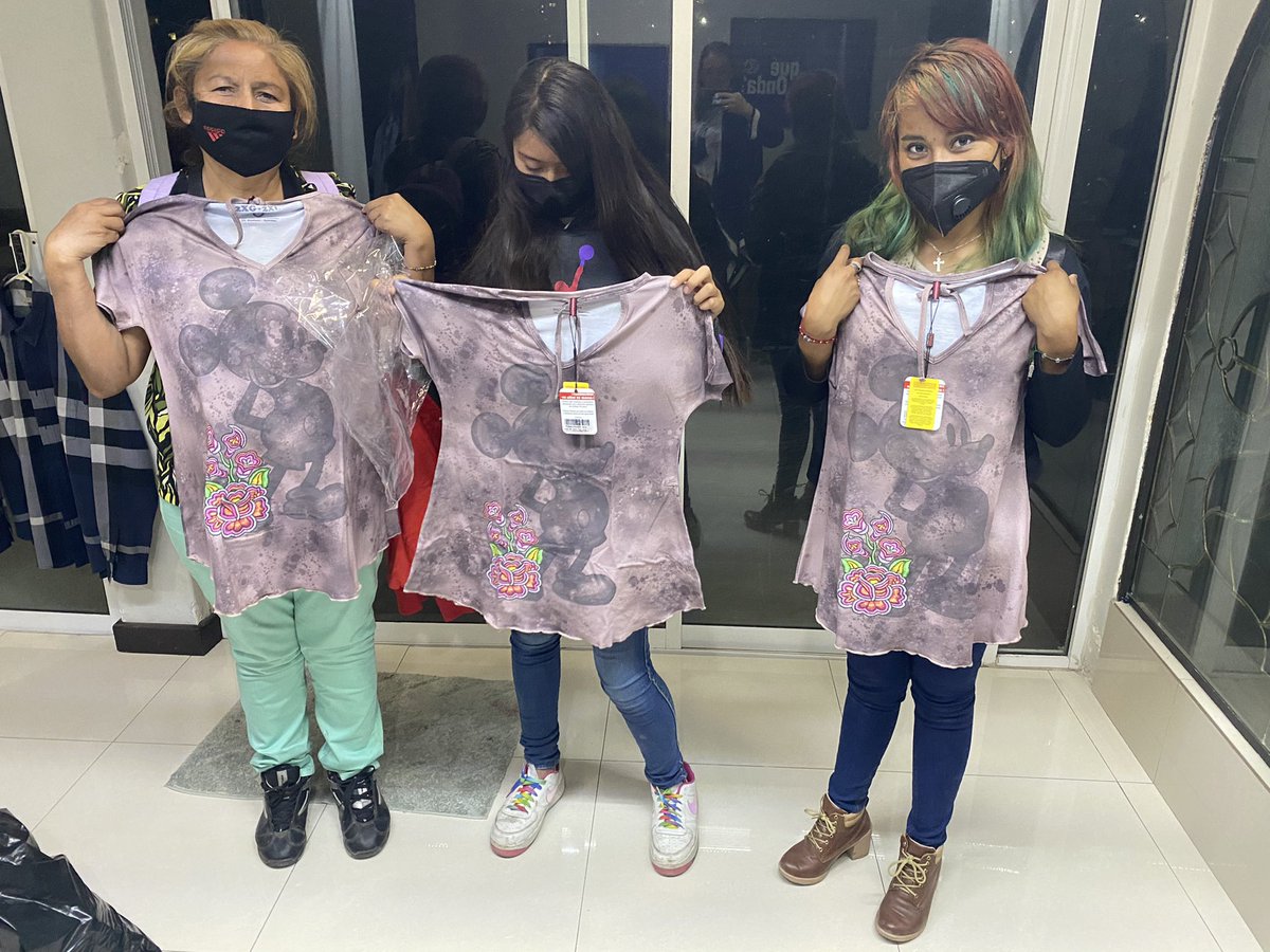 rosiorozco's tweet photo. Estoy con una abuelita que tiene  catarata blanca en el ojo que ya no le permite ver, ella es el sustento del hogar. URGE operarla, ¿alguien puede ayudarnos? 

La abuelita está preocupada por su nieta de 14 años que casi fue enganchada en redes sociales pero se salvó. https://t.co/67wbXNXaDt