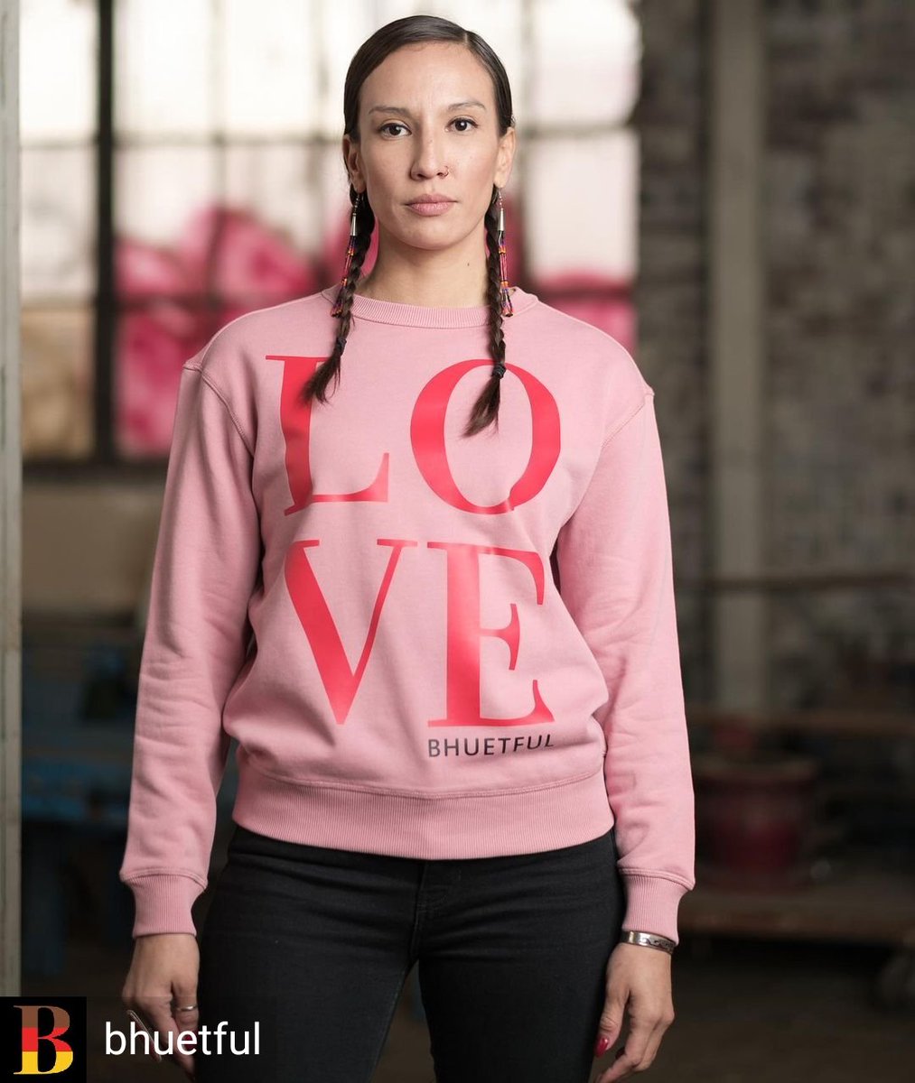 bhuetful's tweet photo. Celebrate ur love for Hue, w/ our Wmn’s Limited Edition “Rose LOVE Bhuetful Premium Crew”.
#Bhuetful #LoveBhuetful #NativeIsBhuetful #YoureBhuetful #DenverModel #BlackOwnedBusiness #HelloBhuetful #NativeModel #IndigenousModel #NativePride #WeAreStillHere #IndegenousIsBhuetful https://t.co/6ZIXVnNXGh