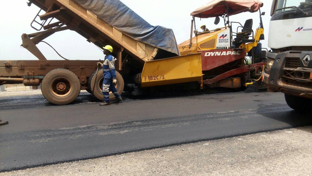 guyzoducamer's tweet photo. 🇨🇲Cameroun : du bitume pour booster les opportunités de développement à Tibati, Adamaoua
L'entreprise Sogea Satom a ce samedi 27.03.21 réalisé la pose d'une couche de bitume le long de l'axe Malarba-Meng à Tibati.
#utdacameroun #utdabitume #utdatibati #utdaroute #UTDAinfo https://t.co/6OomddnqgN