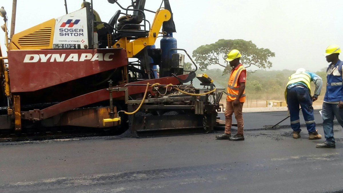 guyzoducamer's tweet photo. 🇨🇲Cameroun : du bitume pour booster les opportunités de développement à Tibati, Adamaoua
L'entreprise Sogea Satom a ce samedi 27.03.21 réalisé la pose d'une couche de bitume le long de l'axe Malarba-Meng à Tibati.
#utdacameroun #utdabitume #utdatibati #utdaroute #UTDAinfo https://t.co/6OomddnqgN