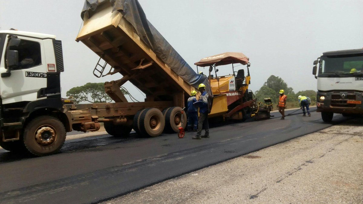 guyzoducamer's tweet photo. 🇨🇲Cameroun : du bitume pour booster les opportunités de développement à Tibati, Adamaoua
L'entreprise Sogea Satom a ce samedi 27.03.21 réalisé la pose d'une couche de bitume le long de l'axe Malarba-Meng à Tibati.
#utdacameroun #utdabitume #utdatibati #utdaroute #UTDAinfo https://t.co/6OomddnqgN