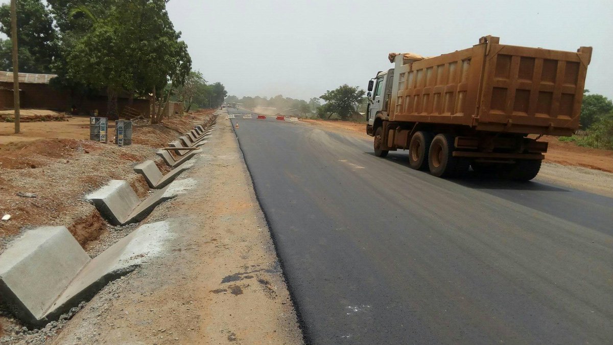guyzoducamer's tweet photo. 🇨🇲Cameroun : du bitume pour booster les opportunités de développement à Tibati, Adamaoua
L'entreprise Sogea Satom a ce samedi 27.03.21 réalisé la pose d'une couche de bitume le long de l'axe Malarba-Meng à Tibati.
#utdacameroun #utdabitume #utdatibati #utdaroute #UTDAinfo https://t.co/pa08ho3qKg