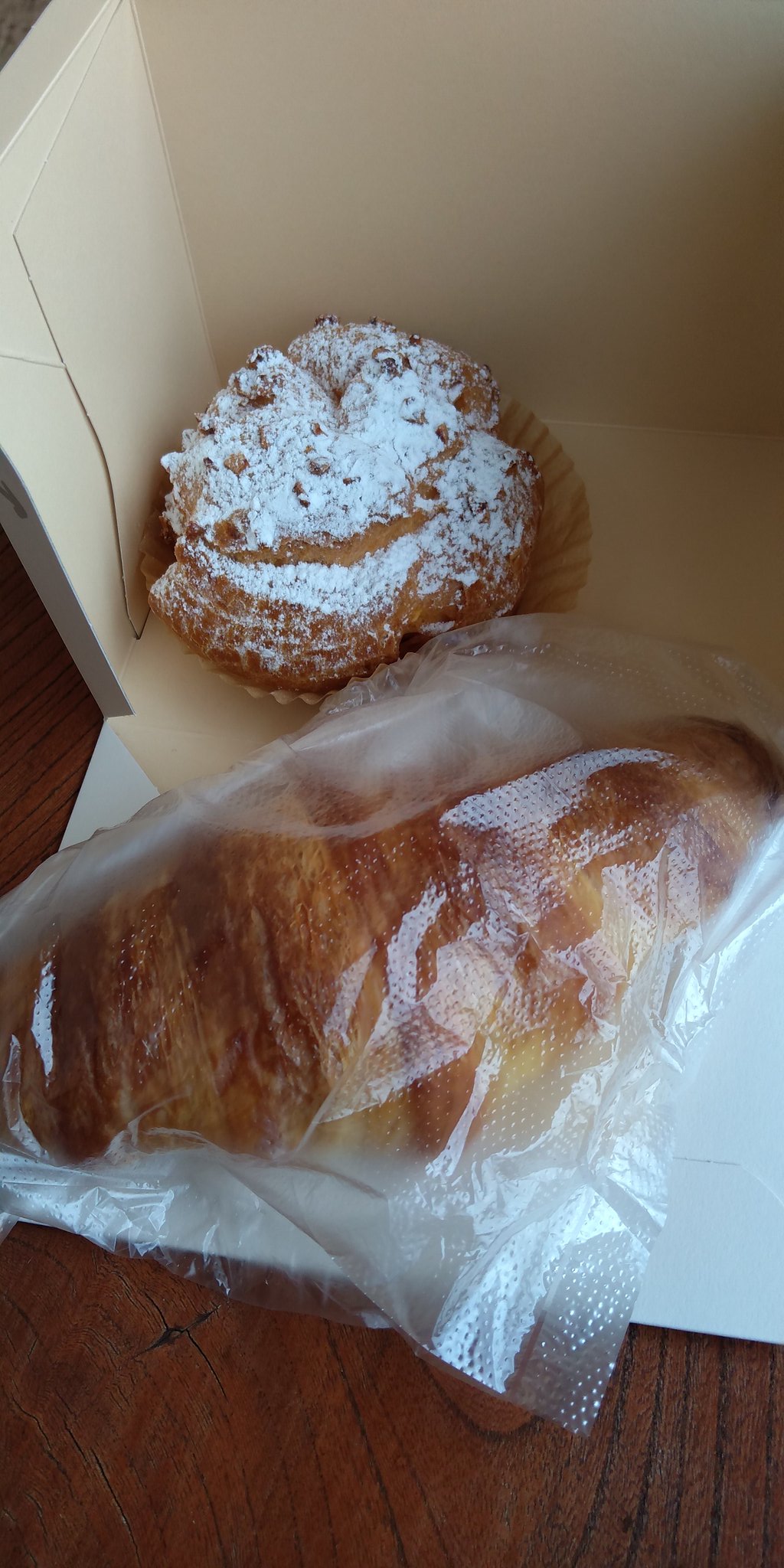 ミルク 奈良広陵町 ワイスバッハ さん Tweissbacher 朝イチから並んで 開店から1時間で売り切れると話題の シュークリーム Amp クロワッサンゲット シュークリームは 中のカスタードクリームが美味 ワイスバッハ 奈良 広陵町