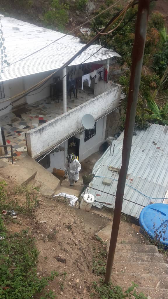 clap1zonabcent1's tweet photo. #Caricuao,#SoyComunicadorClap,#ElCovidNoEsJuegoCuidate. La desinfección en la B central casa por casa, bodegas, Iglesias, desde el Módulo Luis Razzeti hasta el Conuco en coordinación Comunidad, C.C, Brigada de Acción Preventiva, mil gracias.@ApcCaricuao_ https://t.co/KedLdRlqfW