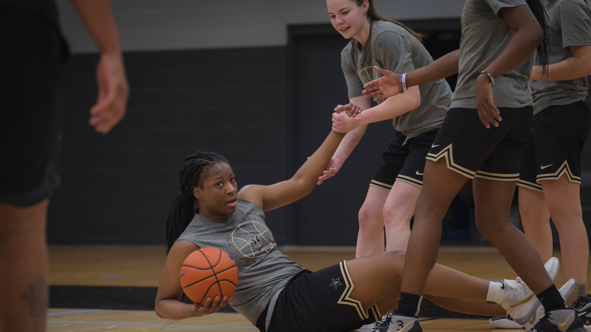 VandyWBB's tweet photo. No better teammates than those who pick you up when you are down. ⚓️⬇️

#AnchorDown https://t.co/SWnYYCRNTa