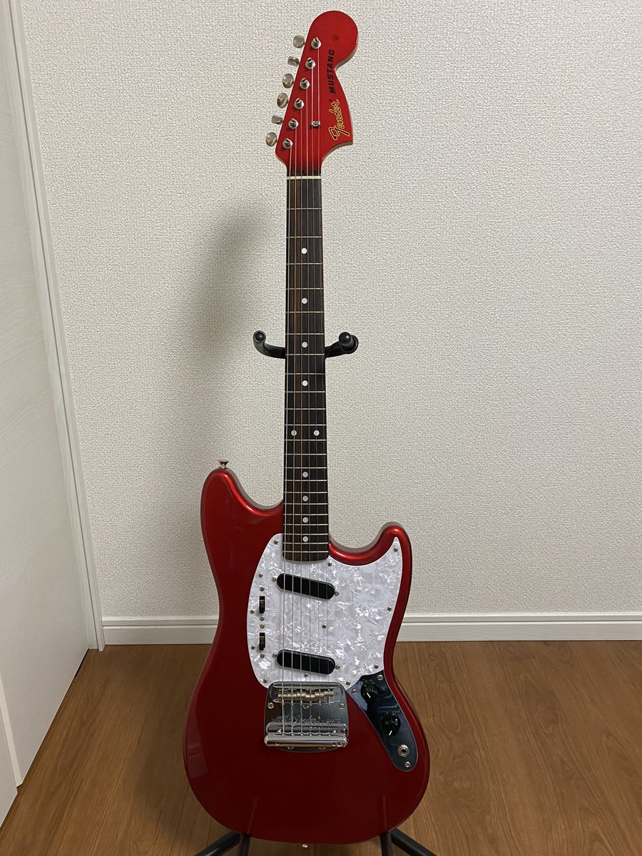 Masaru うちにあるギターで1番可愛いのはこの子かな じゃじゃ馬だけどw ムッタン うちのギターが1番可愛い Fender ムスタング けいおん 中野梓 あずにゃん