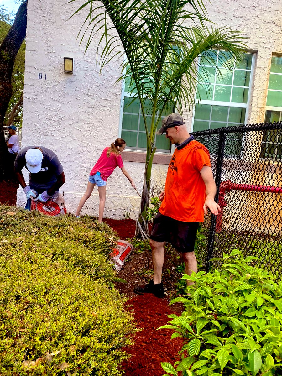mlambrou88's tweet photo. A little campus beautification goes a long way!! @philippreddy @MathwithMorgan @camarokris4 @CFimpact @LPE_AP @BioTeach310 @Lake_Park_Lions #LionUp #kidsdeserveit #heroesinlife #RoarTogether #gardenrescue https://t.co/d5FAPN8enr