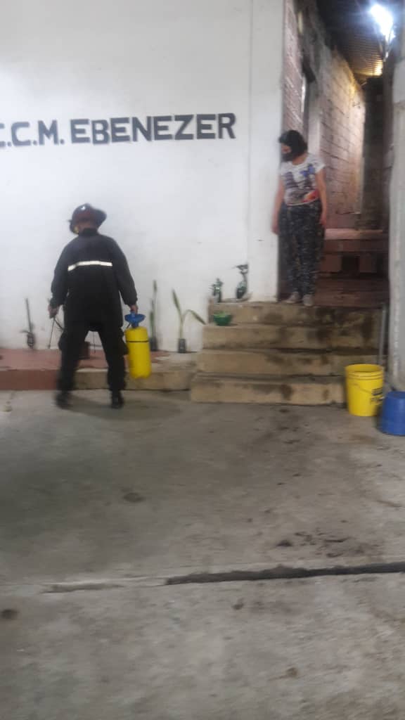 clap1zonabcent1's tweet photo. #Caricuao,#SoyComunicadorClap,#ElCovidNoEsJuegoCuidate. La Brigada de Acción Preventiva ubicada en la Tza. Queseras del Medio UD4, y sus Brigadistas:J. Gutiérrez, N. Méndez, Y. Hernández y A. Camargo gracias por el esfuerzo y la gratitud de la comunidad.@ApcCaricuao_ https://t.co/lnkUYhfCcm