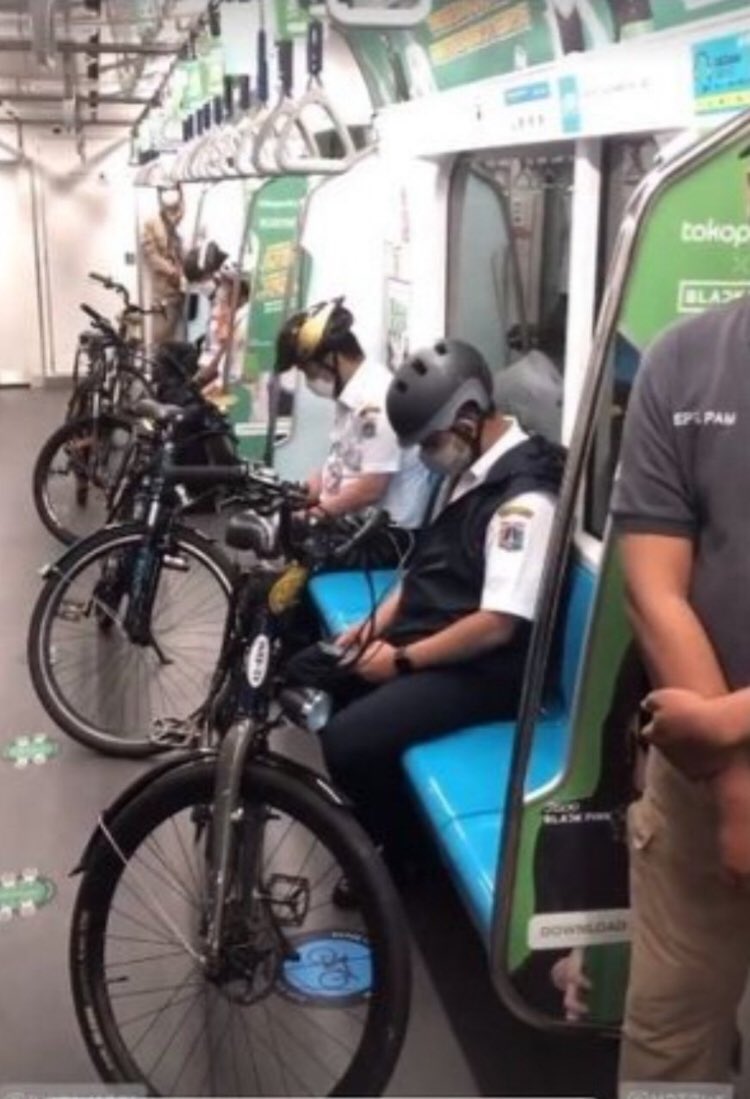 Jalan untuk bersepeda harus terus diperpanjang jgn sampe entih nyang naek sepeda nggak bisa ngaspal lagi dan arus naik kereta karena kekurangan jalur.

Terus berkarya, APBD masih banyak !!