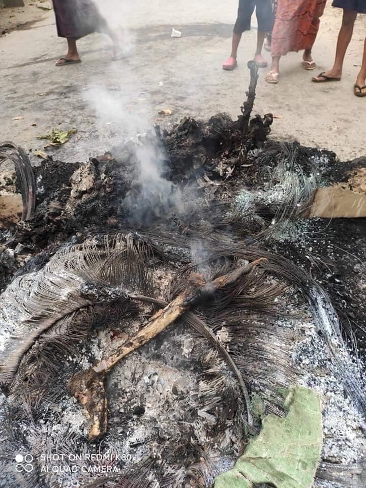 EjLwin's tweet photo. 🚨In Mandalay, on the night of March 27, a group of terrorists set fire to a man who was watching them, according to locals.Mandalay 19 Street, Mintayekin, A man was burnt on fire and killed by members of the militant group. #WhatsHappeningInMyanmar #HumanRightsViolations https://t.co/Xsa8AljIPJ