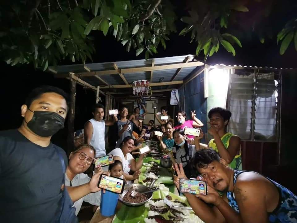 kookoocryptotv's tweet photo. The families that plays @AxieInfinity together, stays and earn together. 🤩 
cc: #YDGamers https://t.co/hbVuLa571V