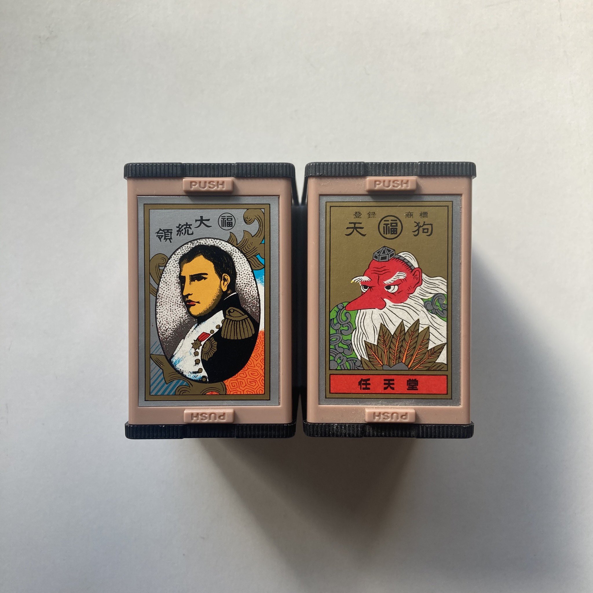 縫山ナントカ堂 いらすとやさんのイラストだけで作った花札 実はパッケージが5種類あって これらもすべていらすとやさんのイラストを組み合わせて作ってます それぞれいろんなメーカーの花札のオマージュなのですが 分かる方はなかなかの花札マニアです