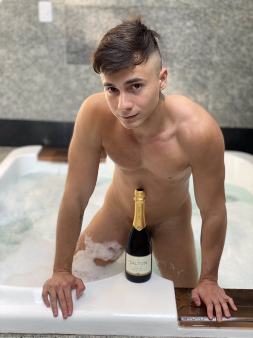 Let&rsquo;s play 🙈🔥🔥🔥 https://t.co/y2f8oPC475