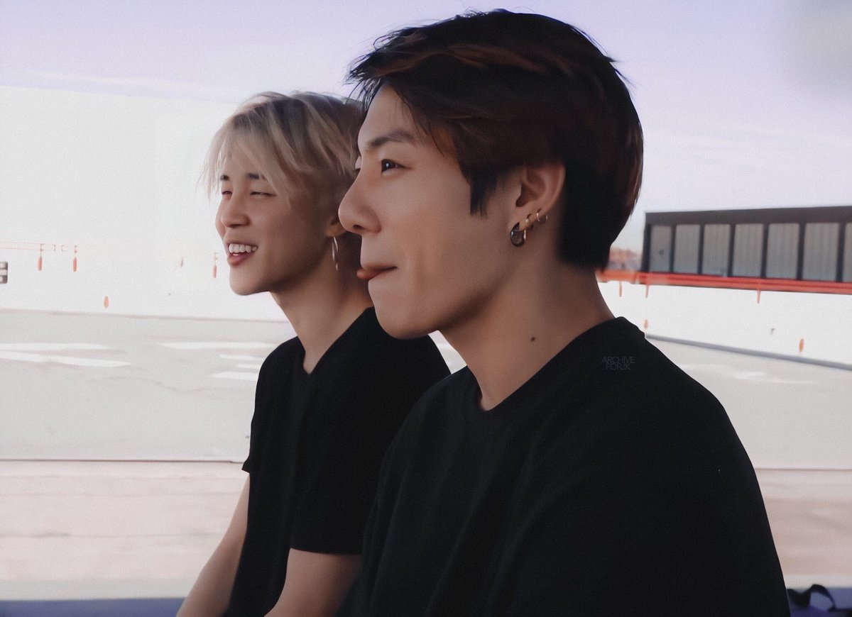 “ทำไมมึงถึงมา”

“กูชอบขา”

“กูก็ชอบเขาเหมือนกัน”