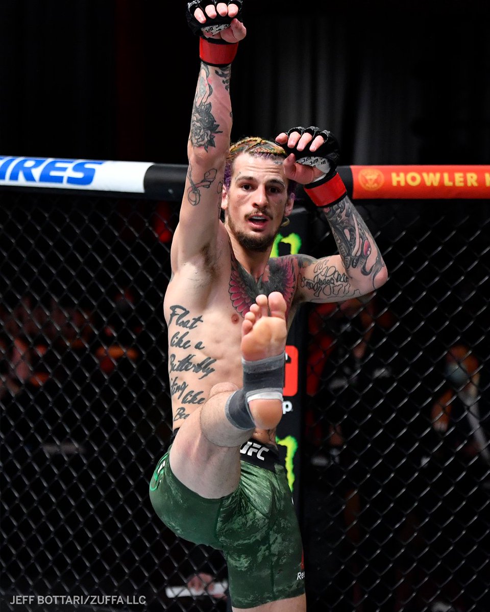 espnmma's tweet photo. BALLIN' 🏀 #UFC260 https://t.co/ndORa3Nkn8