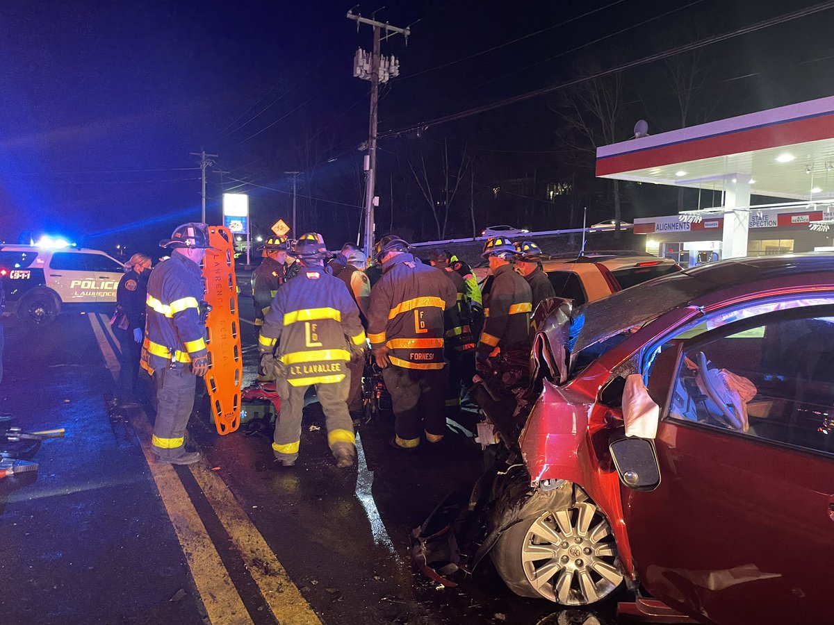 brahp's tweet image. Lawrence Mass. MVA with Pin. Winthrop ave. 2 vehicle head on.