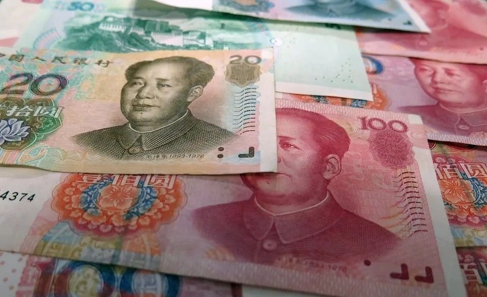 【央视称：人民币95%的成分是新疆棉】央视纪录片称，人民币的主要成分来自棉花。人民币主要是由：95%的新疆石河子棉短绒，3%的特种木浆，2%的化工材料构成。能做到耐磨、耐折、耐酸、耐碱、耐水洗。