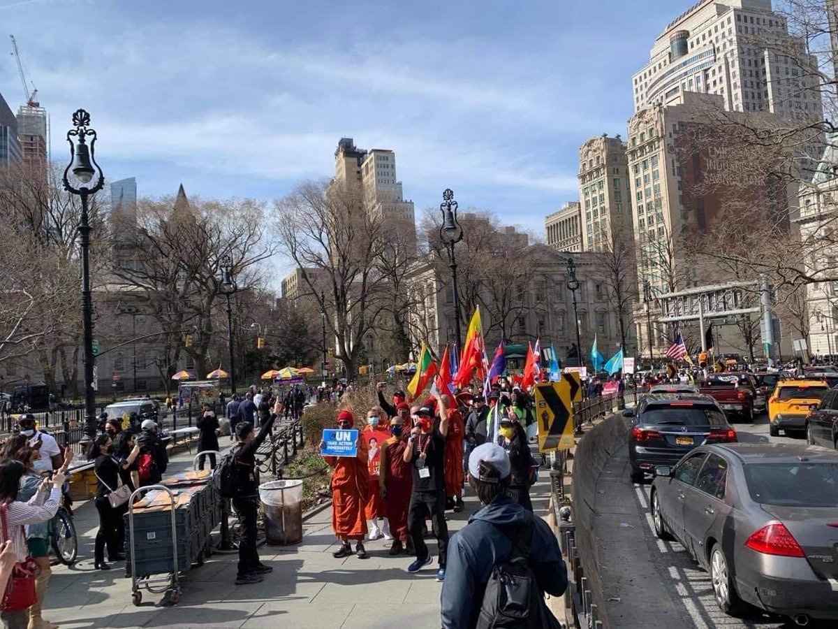 BG_ICEICE's tweet photo. Myanmar, Hong Kong Taiwan, Thai &amp; Tibetan MILK TEA ALLIANCE AGAINST AUTHORITARIANISM Dictatorship Revolution was organized by more than 1,000 people in New York yesterday.

JUNTA MASSACRE 
#WhatsHappeningInMyanmar  
#Mar28Coup https://t.co/0lNhq2tt8g