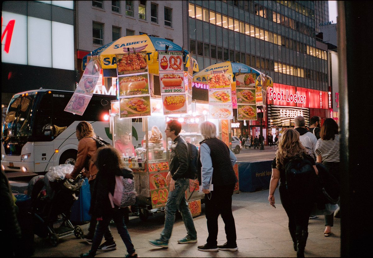 newyorkcityvibe's tweet image. NYC food carts on film 🎞