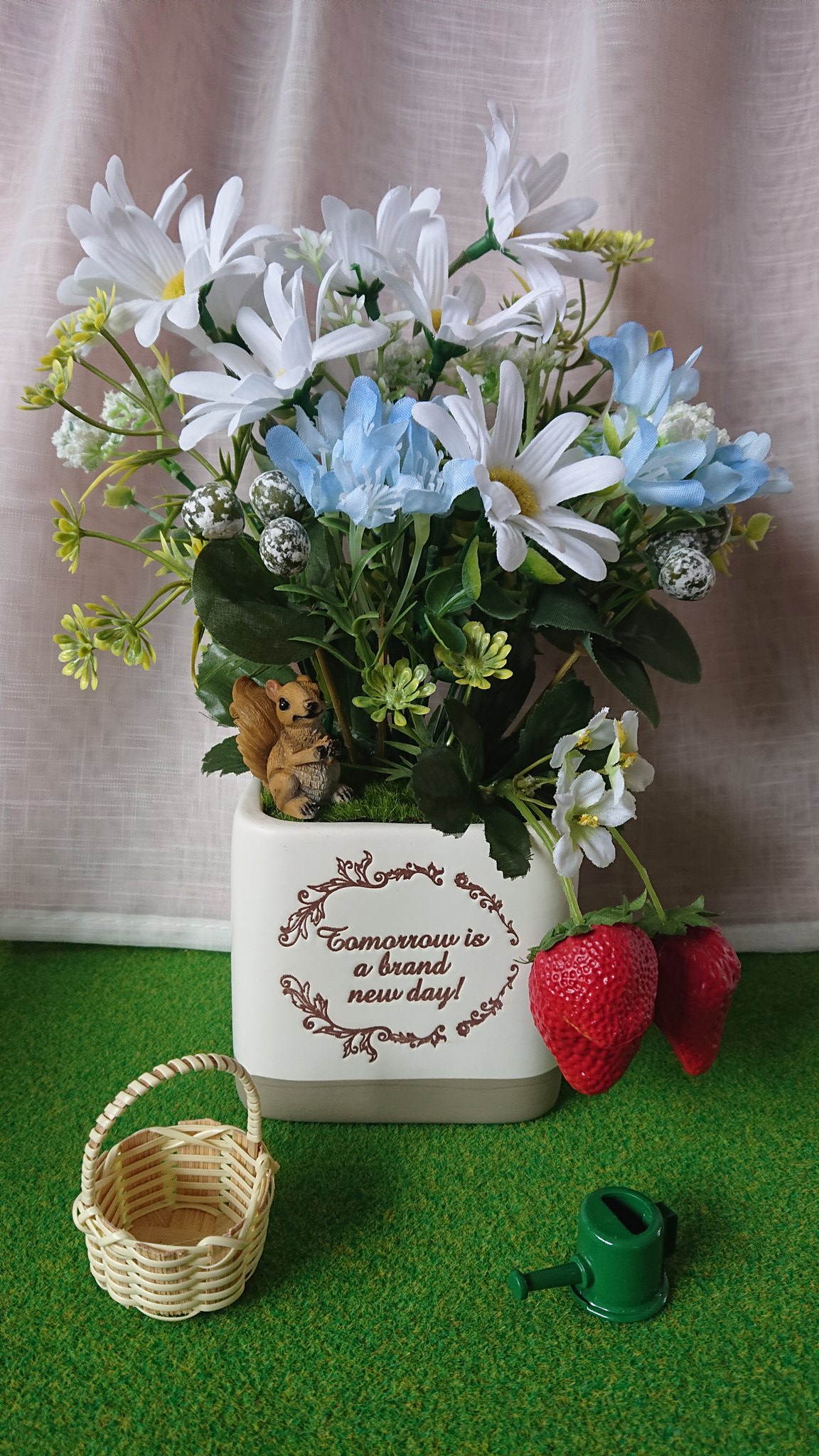 Hu Ko ダイソーさんで見つけたマーガレットの造花をたくさん買ってきたので 今度はリスと一緒に作ってみました 100均 ダイソー 造花 造花アレンジ フラワーアレンジ 趣味 ハンドメイド 春 春色 マーガレット イチゴ T Co Yz8or0gwiu