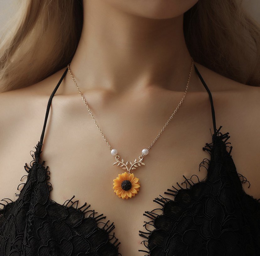 I need this sunflower necklace so bad omg😭😍