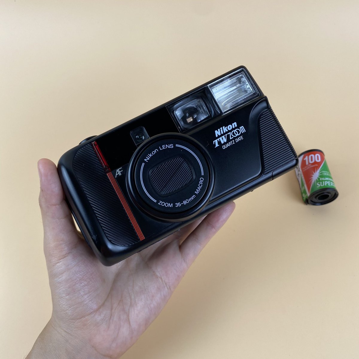 35mm_shere's tweet photo. Nikon TW Zoom

#กล้องฟิล์ม คอมแพค ทำงานแบบออโต้โฟกัส ยกเล็งแล้วกดถ่ายได้เลย ซูมเข้าออกได้ หน้าจอมีตัวเลขบอกระยะ สามารถปรับถ่ายคนได้หลายระยะ ตั้งวันที่ลงบนฟิล์มได้ มีโหมดถ่ายภาพต่อเนื่องใช้งานง่าย เหมาะกับมือใหม่ กล้องทำงานเต็มระบบ✔️

ราคา 2,090 บาท / ฟรีจัดส่งด่วน 🚚 https://t.co/v5l6JoHnNU