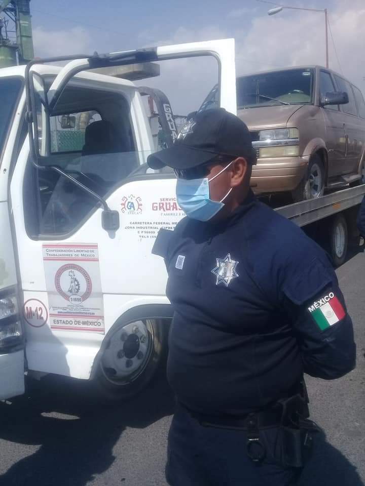 hechos_mexico's tweet photo. AHORA LOS ESTATALES CON MÚLTIPLES RETENES EN CHALCO, MIRAFLORES, SN ANDRES METLA, SAN MARCOS HUIXTOCO Y VILLA DE LOS NIÑOS, ANDAN EXTORSIONANDO A TRANSPORTE DE CARGA Y TURISTAS,  NÓTESE GRUA SIN PLACAS NI ENGOMADOS @UAI_EDOMEX @C5Edomex https://t.co/v0gmDeoCdk
