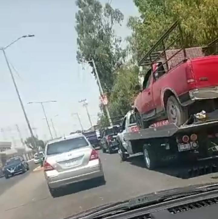 hechos_mexico's tweet photo. AHORA LOS ESTATALES CON MÚLTIPLES RETENES EN CHALCO, MIRAFLORES, SN ANDRES METLA, SAN MARCOS HUIXTOCO Y VILLA DE LOS NIÑOS, ANDAN EXTORSIONANDO A TRANSPORTE DE CARGA Y TURISTAS,  NÓTESE GRUA SIN PLACAS NI ENGOMADOS @UAI_EDOMEX @C5Edomex https://t.co/v0gmDeoCdk