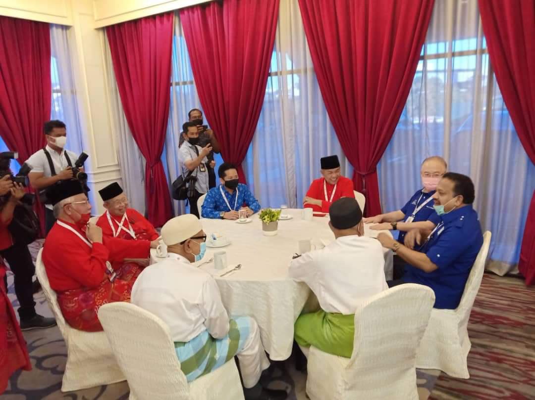 TSVigneswaranSA's tweet photo. Tan Sri Dato Sri SA. Vigneswaran, Presiden MIC telah menghadiri Majlis Perasmian Perhimpunan Agong UMNO pagi ini. Semangat setiakawan &amp; perjuangan Barisan Nasional terus utuh dalam usaha membawa suara rakyat! 

#TSV
#TanSriSAVigneswaran 
#PresidenMIC
#MICPrihatin
#MICMemimpin https://t.co/37le3YMImj