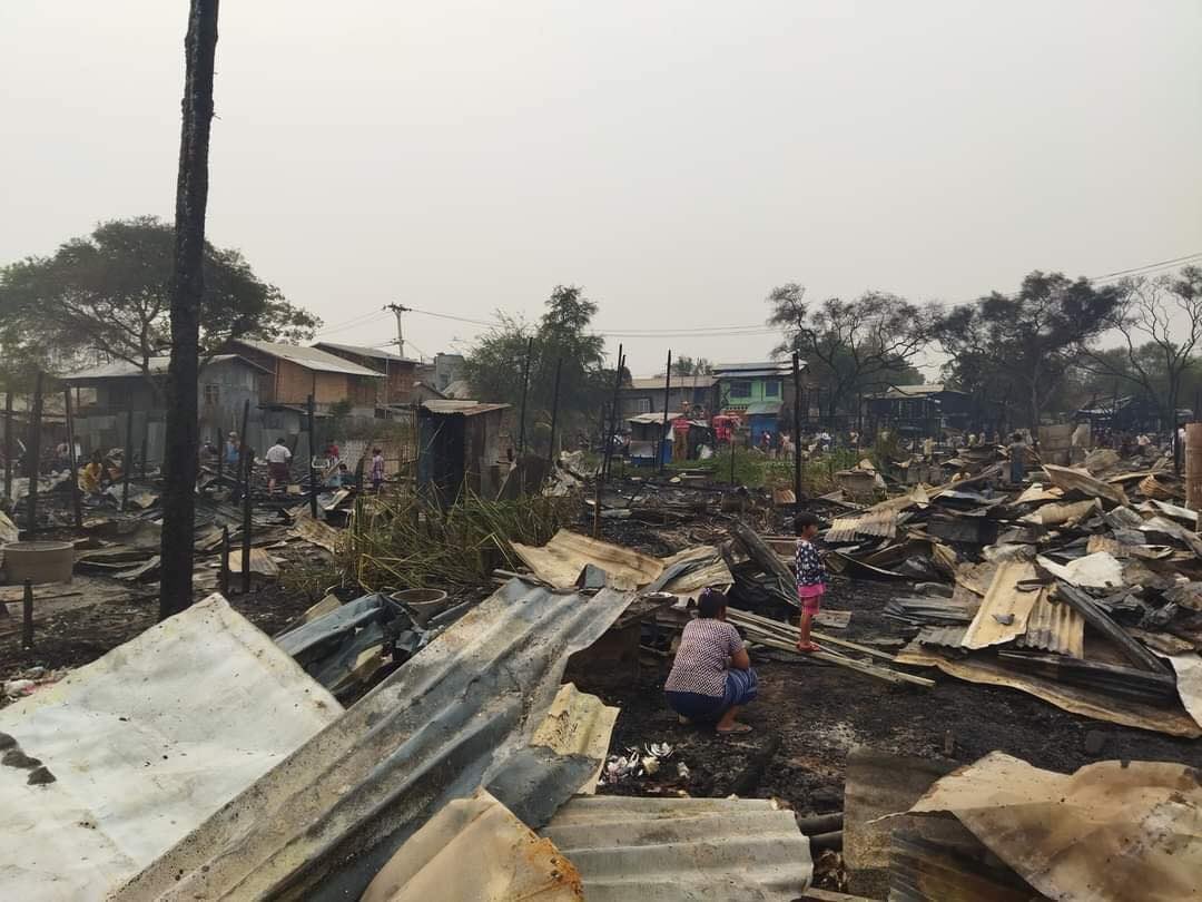 shafiur's tweet photo. #Mar28Coup Mandalay

ARSON.  60 HOMES burned down between 117-116 streets and 57th and 56th Streets in Pyigyidagun township. SAC junta behaviour under the cover of darkness and internet shutdown.  

#WhatHappeningInMyanmar https://t.co/DpVPIuQIxT