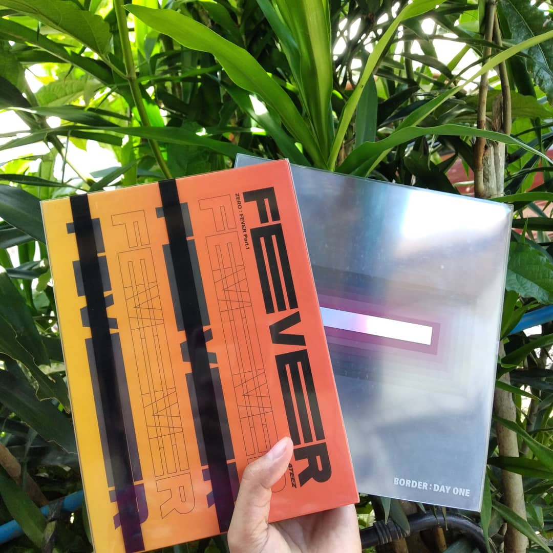 loves_ddeonu's tweet photo. im bored 😪 imma give my albums a little photoshoot 😘❤ #ateez #feverpart1 #enhypen #borderdayone @ATEEZofficial @ENHYPEN_members https://t.co/jhWdfYSyov