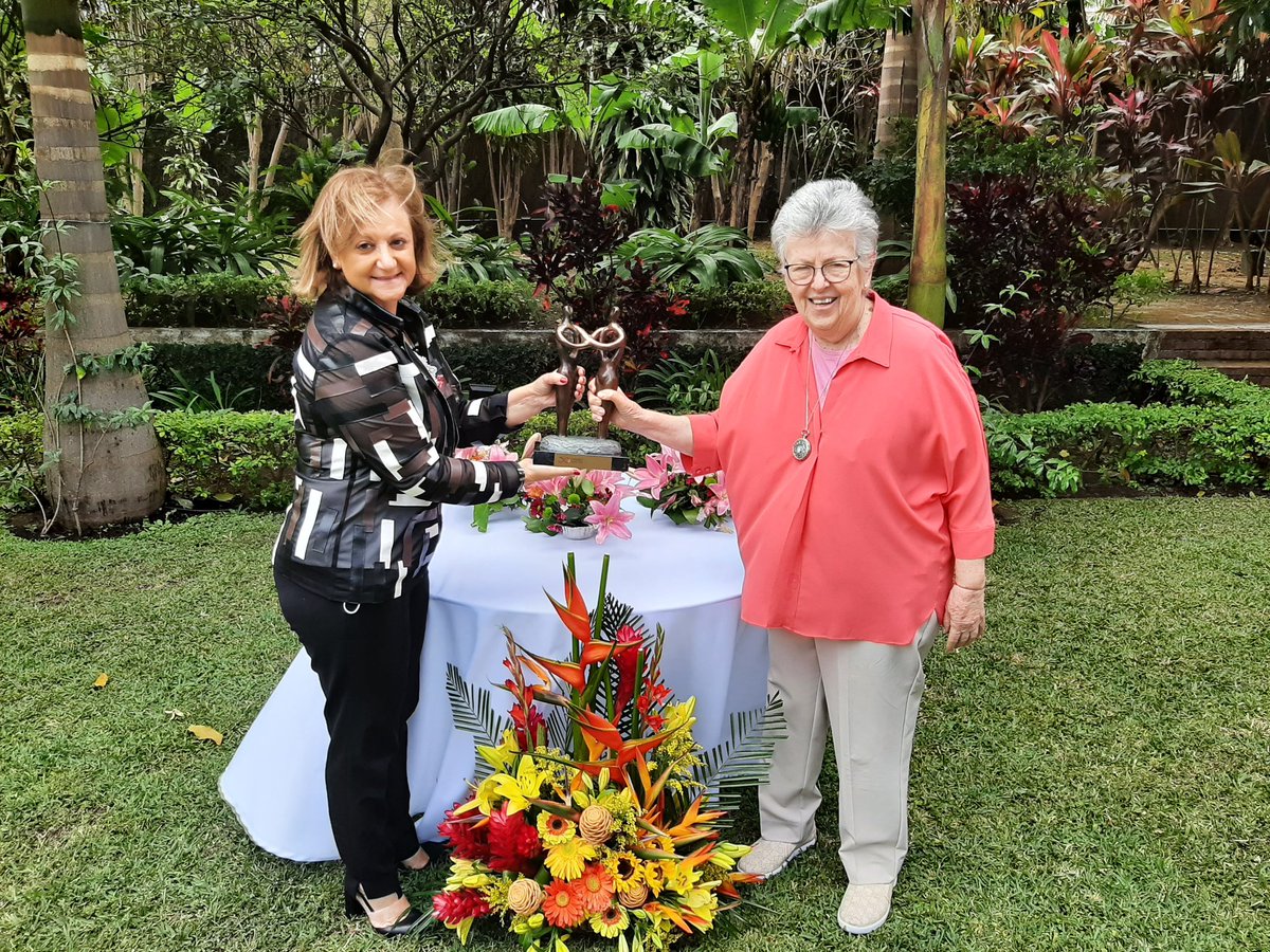 cristinagallach's tweet photo. Tremendamente feliz de acabar mi etapa en #CostaRica reuniéndome con #ElizabethOdio, Presidenta de #CIDH
Le he entregado el premio otorgado por @MujeresAvenir, que reconoce su importantísimo liderazgo en la defensa de #DDHHs
Un ejemplo, una mujer que conocer.
@EmbEspCostaRica https://t.co/za7TAdN4RT