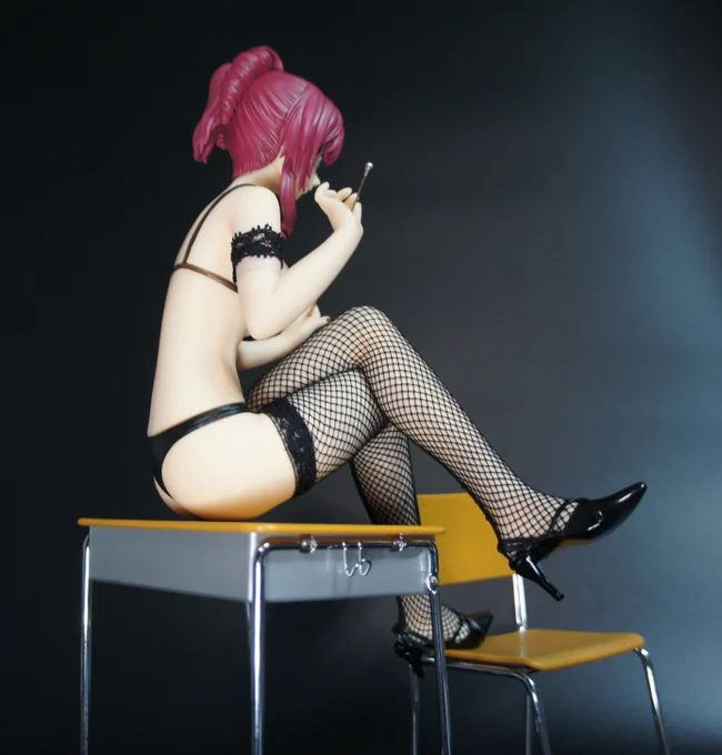 眼鏡のパーツもちょっと劣化したのか曇ってるなぁ
可塑剤で劣化するのはPVCフィギュアの宿命か
似たようなものを持っている人はもっと早めに箱から出しておくことをお勧めするw 