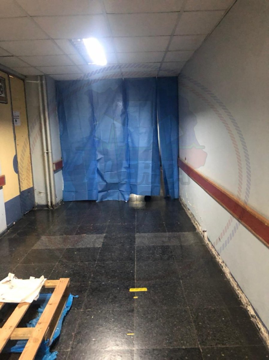 Alerta_V_Costa's tweet image. #UltimoMinuto| Hospital Carlos Van Buren de #Valparaíso mantiene máxima capacidad mortuoria  en área morgue: Tuvieron que improvisar pasillos con cortinas para ubicar más fallecidos.

#Facebook
m.facebook.com/story.php?stor…

#Instagram
instagram.com/p/CM8sfPigA1i/