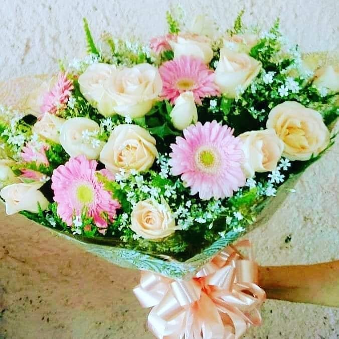 #buquedeflores  #flores  #rosas  #entrega #sãogonçalo  #niteroi  #presente  #fonseca  #buquedenoiva  #icaraí  #Marica  #FazemosEntregas 
#Acasinhadasflores  #barretorj 
#floricultura  #flowers  #buquedeflores #floriculturaterraflores  #decoracao #rosasvermelhas #jardim  #paisagem