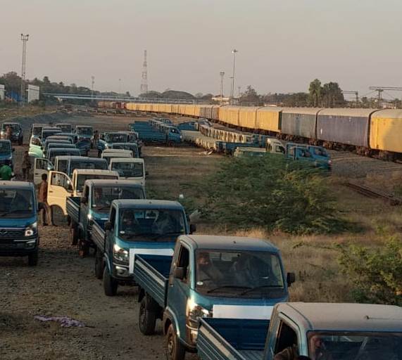 Boosting Freight traffic!

After a long hiatus of 23 years, Freight handling revived at Jolarpettai. 

For first time ever, automobile traffic started at Jolarpettai.

NMG rake with 125 Tata Ace mini cargo trucks by Tata Motors from Haldi Road unloaded.