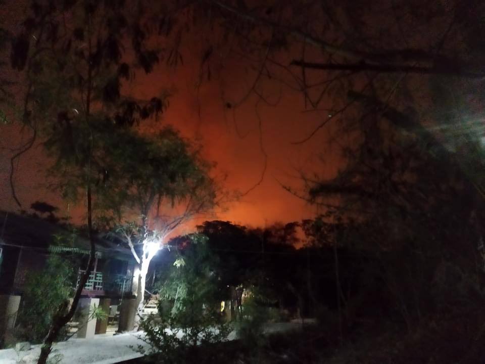YanonePhue's tweet photo. Pyigyidagun, Mandalay: Terrorists shoot &amp; kill in daytime and commit arson at night time. Around 60 houses were burnt down last night and terrorists shot to prevent residents and fireman from putting out fire. #WhatsHappeningInMyanmar #Mar28Coup https://t.co/WNGhPk1PEp