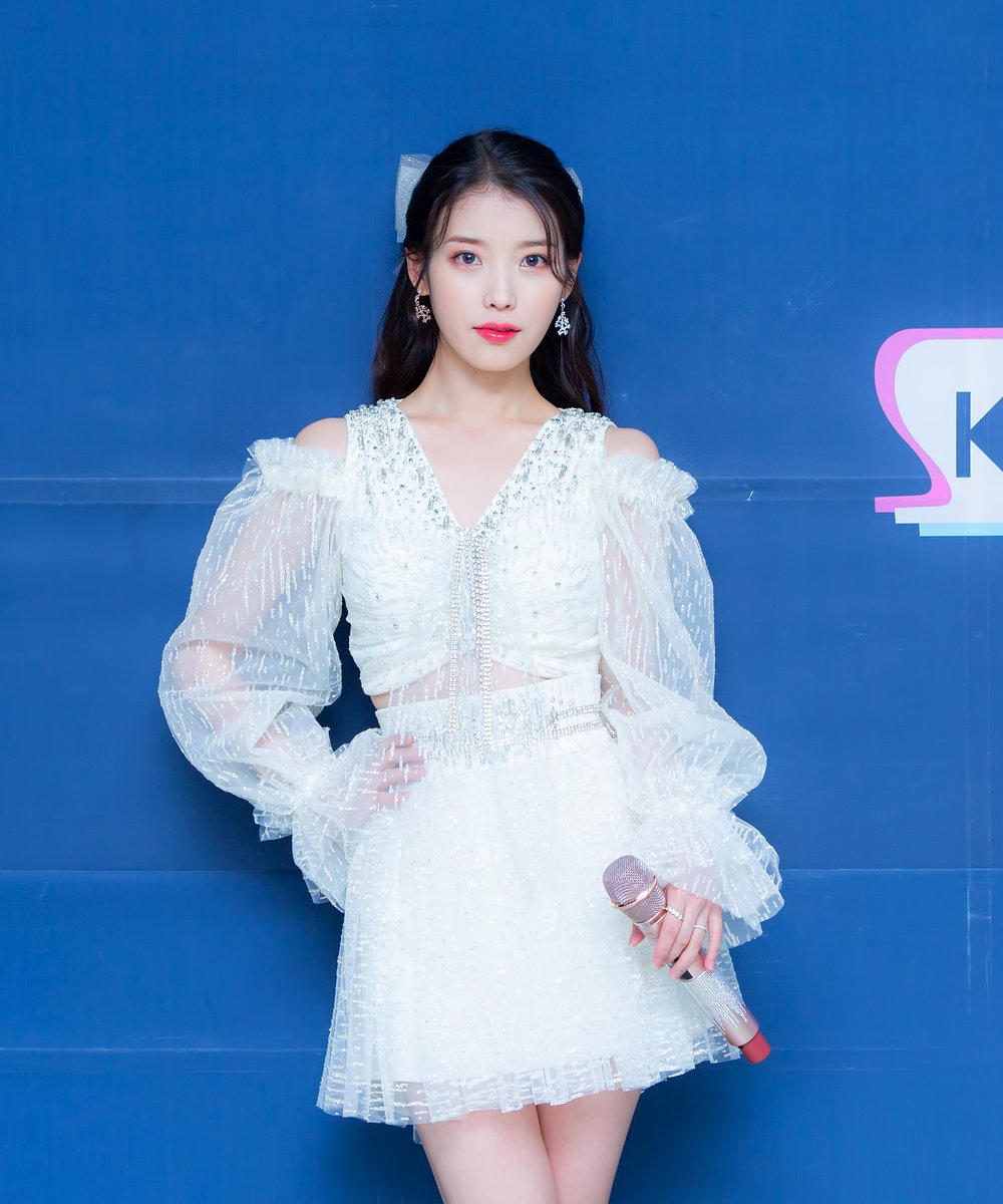 ff__516's tweet photo. 와 인기가요 찢으러 오셨음ㅠㅠㅠㅠ #아이유 #IU https://t.co/0EjrUaRElX