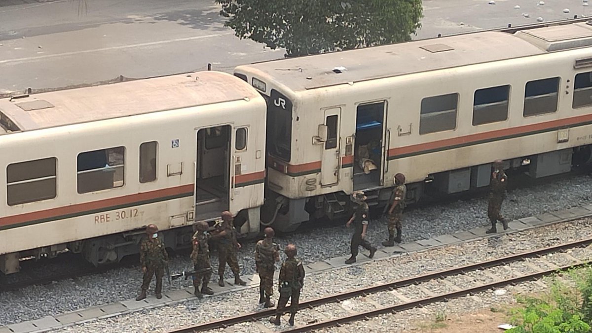 YanonePhue's tweet photo. 📍Kamaryut Train Station,Lower Baho Road,Hlaing
JUNTA TERRORISTS are now using public trains to invade civillians ward Now they are patrolling &amp; threatening civillians with sound grenades.A loud explosion is just heard also 
JUNTA MASSACRE #WhatsHappeningInMyanmar #Mar28Coup https://t.co/Hn4UI06xSq