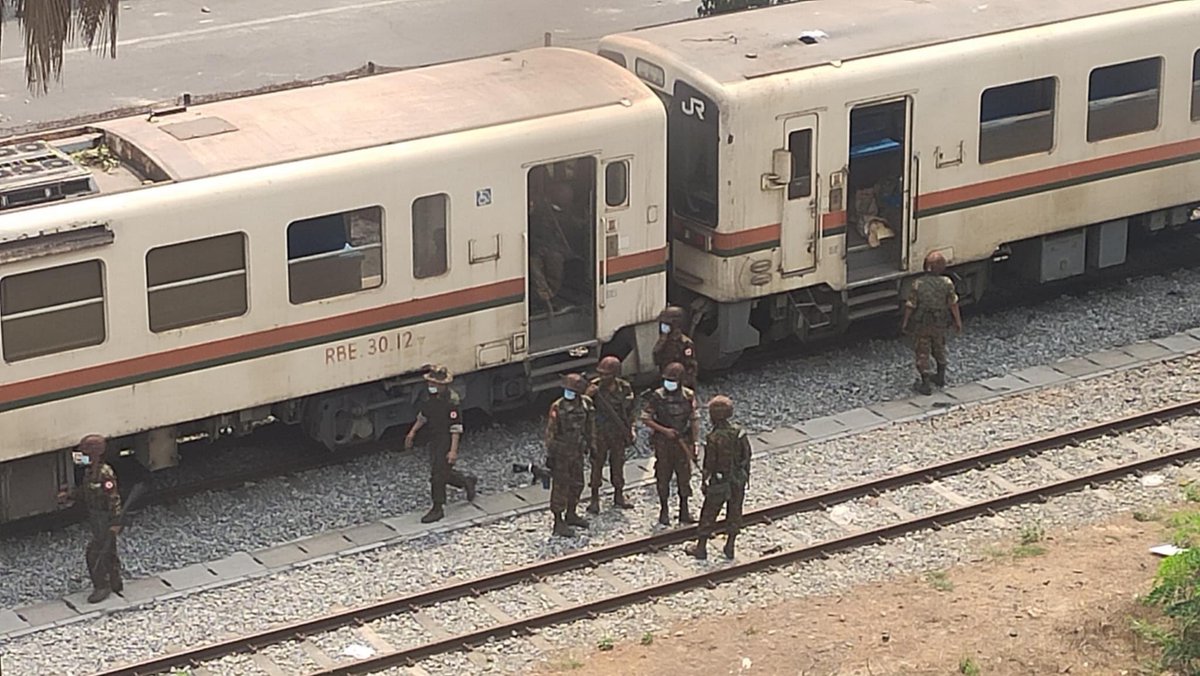 YanonePhue's tweet photo. 📍Kamaryut Train Station,Lower Baho Road,Hlaing
JUNTA TERRORISTS are now using public trains to invade civillians ward Now they are patrolling &amp; threatening civillians with sound grenades.A loud explosion is just heard also 
JUNTA MASSACRE #WhatsHappeningInMyanmar #Mar28Coup https://t.co/Hn4UI06xSq