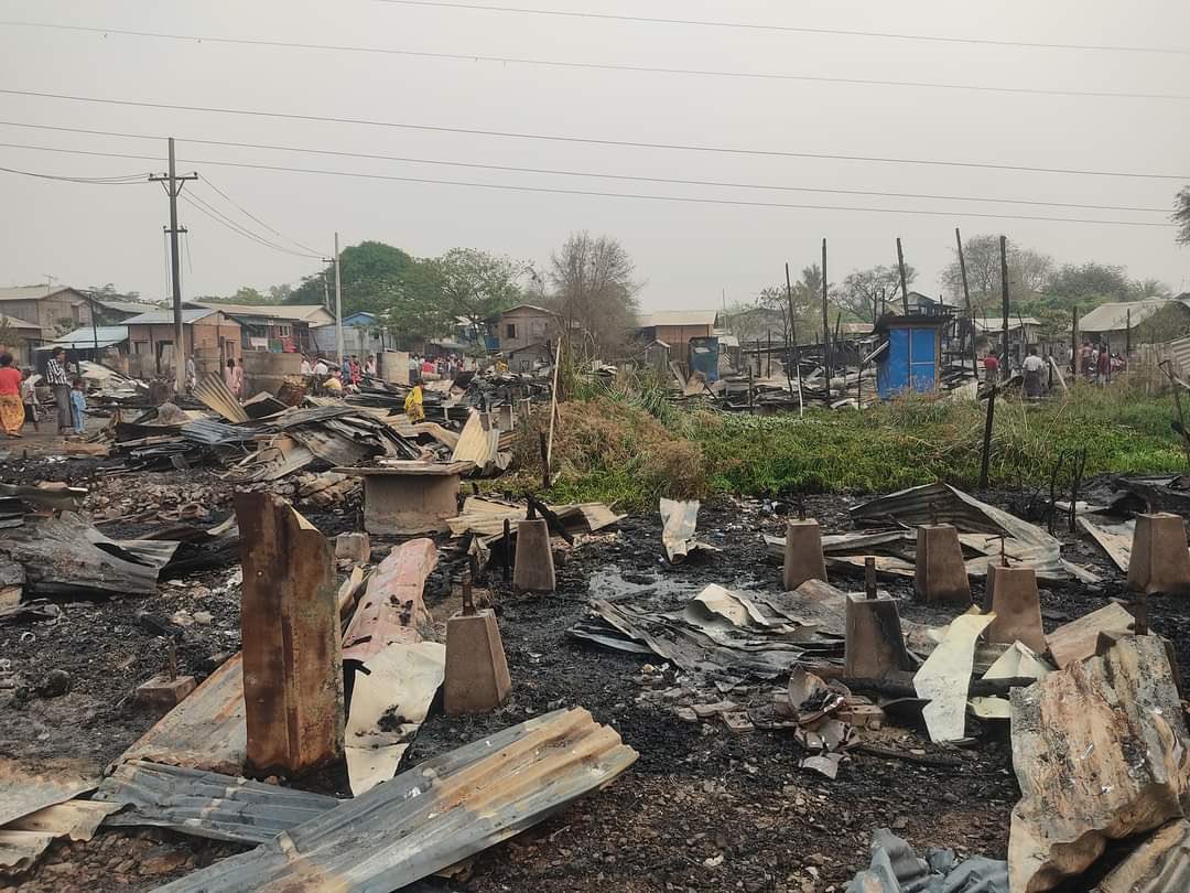 nslwin's tweet photo. Mandalay - 1:30am

At least 60 houses in 57x56 &amp; 117x116 Streets were burned down by Terrorists (#Myanmar security forces). The civilians who tried to extinguish the fire were stopped by Terrorists.

#WhatsHappeningInMyanmar #Mar28Coup #AntiFascistRevolution2021 #MilkTeaAlliance https://t.co/zXxVAmzqyl