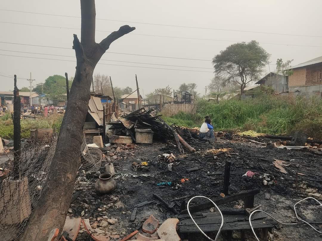 nslwin's tweet photo. Mandalay - 1:30am

At least 60 houses in 57x56 &amp; 117x116 Streets were burned down by Terrorists (#Myanmar security forces). The civilians who tried to extinguish the fire were stopped by Terrorists.

#WhatsHappeningInMyanmar #Mar28Coup #AntiFascistRevolution2021 #MilkTeaAlliance https://t.co/zXxVAmzqyl
