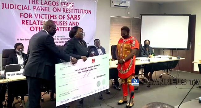 SageResponse's tweet photo. Thanks to Prof Osinbajo led NEC for #Justice4SarsVictims as  another Four Petitioners Get N16.25m Cheques At Lagos Panel...

#EndSARS #osinbajo https://t.co/AdZAOFsSn5